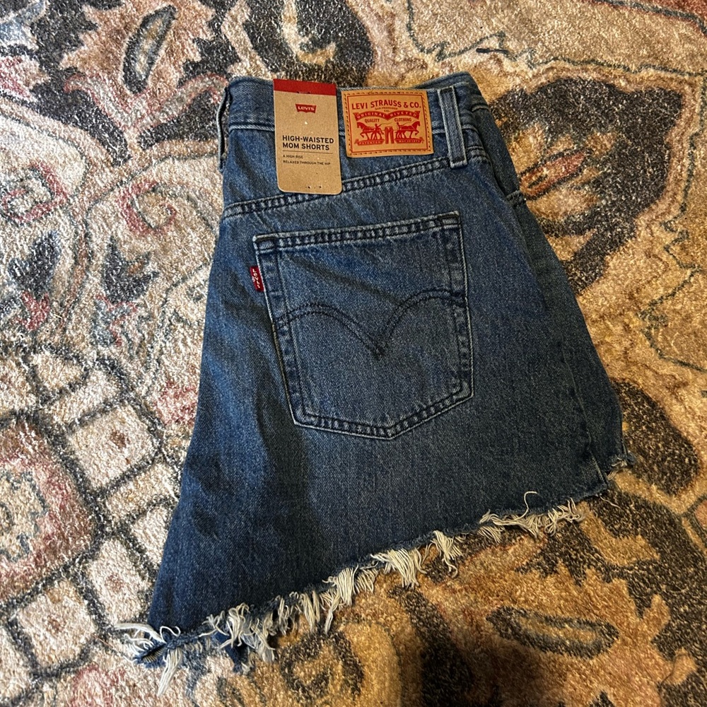 NWT High Waisted Levi mom shorts